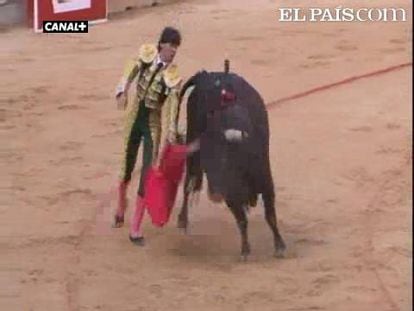 El Juli ha continuado demostrando en Pamplona que ésta es su temporada, al firmar dos importantes faenas y cortar sendas orejas en Pamplona. En el festejo, debutaron la ganadería de Victoriano del Río, que lidió varios toros importantes, y Curro Díaz. El de Linares y Talavante, no tuvieron su tarde.  <a href=" http://www.elpais.com/toros/feria-de-san-fermin/"><b>Vídeos de San Fermín</b></a>