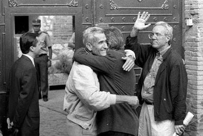 Una imagen de 1998: Felipe González (de espaldas) abraza a Rafael Vera mientras José Barrionuevo hace un gesto de despedida, el día en el que ambos ingresaron en la cárcel de Guadalajara para cumplir condena por el secuestro de Segundo Marey.