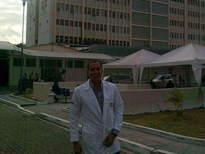 El doctor Alberto de Dios Romero ante el Hospital de Guayaquil (Ecuador) que hizo ofertas de trabajo a médicos españoles