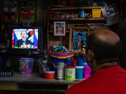 Un hombre mira un discurso del presidente Daniel Ortega el 21 de abril, en Managua.