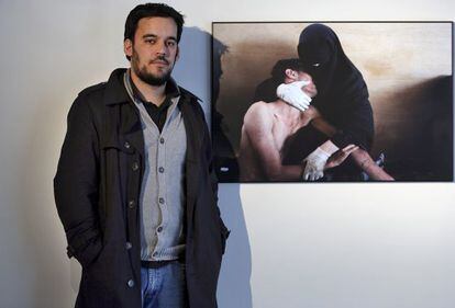 Samuel Aranda, ante la foto que le vali&oacute; el premio World Press Photo.