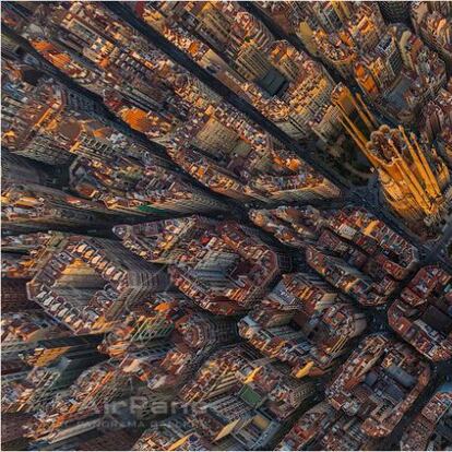 Miran y fotografían la tierra desde la altura, desde helicópteros, aviones y dirigibles. Ocho entusiastas de la fotografía aérea forman el projecto AirPano (<a href="http://www.airpano.com" target="blank">www.airpano.com </a>), que cuenta ya con una colección de unas tres mil imágenes de la Tierra a vista de pájaro. Aunque no todas las fotos muestran una vista cenital, quizás esta perspectiva sea la más espectacular, sobre todo cuando lo que vemos son ciudades. De este modo descubrimos, por ejemplo, el trazado perfecto de cuadrículas del Eixample barcelonés, interrumpido solo por la avenida Diagonal (a la derecha de la imagen) y la de Gaudí (a la izquierda), con la Sagrada Familia desde un punto de vista extraordinario.