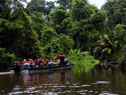 Una barca con turistas navegando por un río del parque nacional Tortuguero, en Costa Rica.