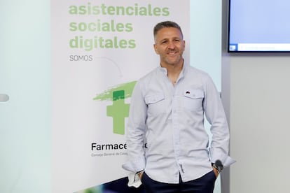 La serie 'Farmacia de guardia' revive en forma de 'Siempre de guardia', una campaña del Consejo General de Farmacéuticos que rinde homenaje a la labor de estos sanitarios durante la pandemia. En la imagen, el actor Miguel Ángel Garzón.