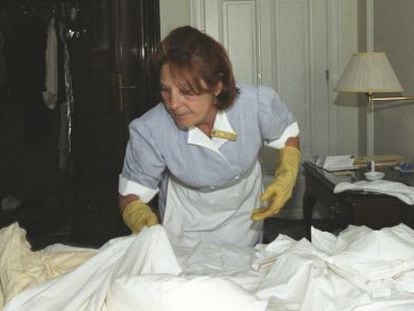 Una camarera de piso en una habitaci&oacute;n del hotel Palace de Madrid. 