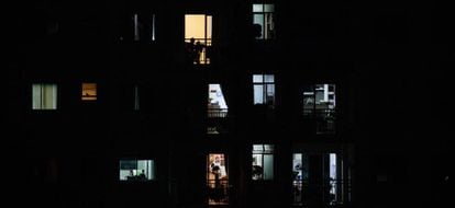 Vista de pisos con luces encendidas por la noche durante el toque de queda