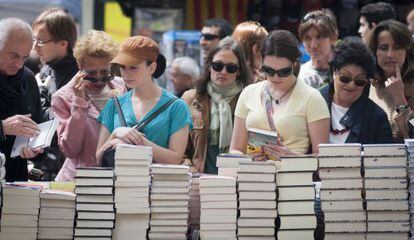 Un grupo de personas busca qu&eacute; libro comprar en una parada de Barcelona.