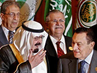 El rey saudí, Abdalá, habla con el presidente egipcio, Hosni Mubarak, ante el presidente iraquí, Yalal Talabani (detrás, en el centro), ayer en Riad.