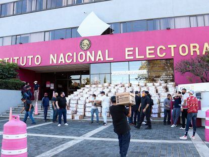 Un colectivo entrega firmas para la realización de la consulta sobre la revocación de mandato del presidente Andrés Manuel López Obrador.