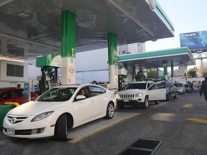 Automovilistas compran gasolina racionada, este miércoles en Ciudad de México.