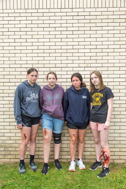 Cuatro estudiantes que participaron en el simulacro con heridas falsas.