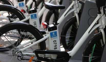 Detalle de unas bicicletas anclada en una de las estaciones de BiciMAD.