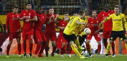 Reus ejecuta una falta que atajó Mignolet.