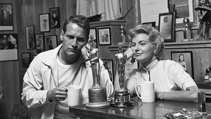 Paul Newman y Joanne Woodward, con el Oscar ganado por la actriz por 'Las tres caras de Eva' (1958).