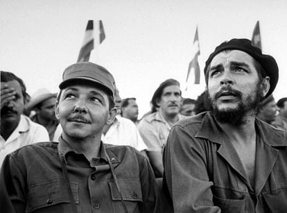 Raúl Castro y Ernesto Che Guevara durante la celebración del aniversario de la Revolución cubana el 26 de julio de 1963.