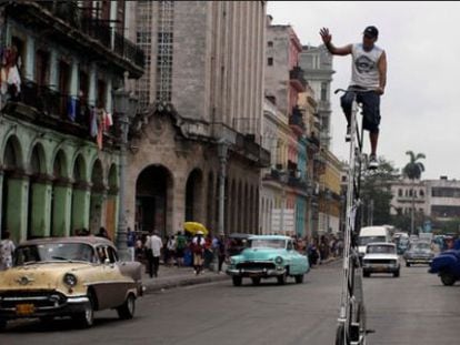 Un hombre en una bicicleta por las calles de La Habana.