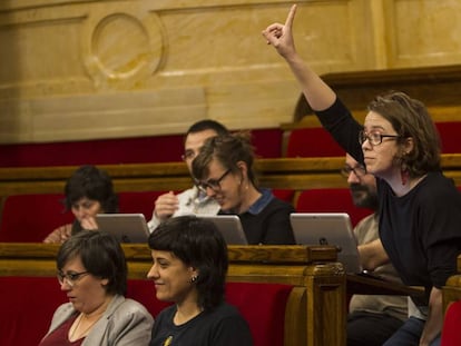 La diputada Eulàlia Reguant indica el sentit del vot.