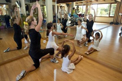 La profesora de ballet Inessa Sovga da una clase en Marbella.