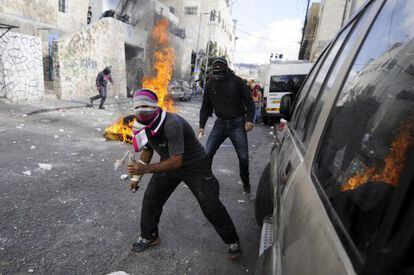 J&oacute;venes palestinos lanzan c&oacute;cteles molotov en Jerusal&eacute;n.