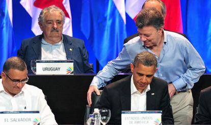El presidente colombiano, Juan Manuel Santos, pasa por detrás de Barack Obama a sentarse en la ceremonia inaugural de la cumbre.