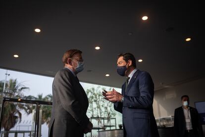 El presidente de la Comunidad Valenciana, Ximo Puig (izquierda) y el presidente de la Junta de Andalucía, Juan Manuel Moreno, el pasado jueves en la reunión del Cercle d"Economia, en Barcelona.