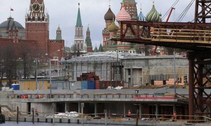 Obreros trabajan en la construcci&oacute;n de un parque frente al Kremlin el pasado domingo.  