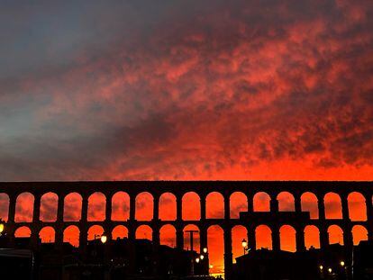 Vista nocturna del acueducto de Segovia.