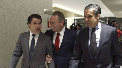 Ignacio Gonz&aacute;lez (i) y el exministro Eduardo Zaplana (d) con el expresidente de la Generalitat, Alberto Fabra, en 2014. 