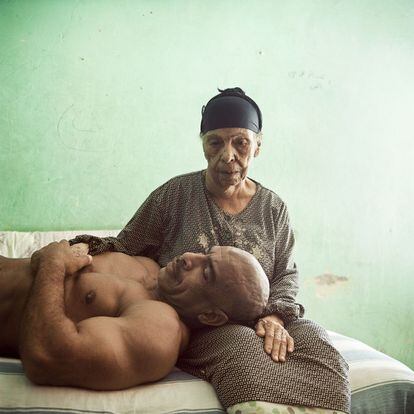Aid, un jove culturista egipci, amb la seva mare.