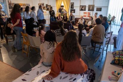 Reunión de investigadores, madres y niñas gitanas en 'La casa de los sueños'.