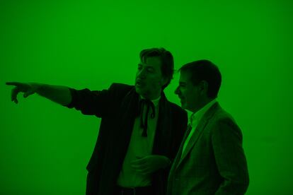 El cineasta Albert Serra durante la 'performance' en el Museo Tamayo con el embajador Juan Duarte.
