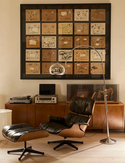 Un detalle del salón con la butaca Eames Lounge Chair comprada en un anticuario de Barcelona y una lámpara vintage de acero cromado