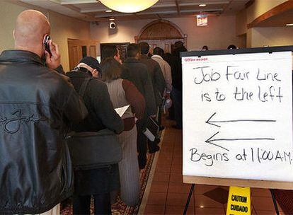 Varios desempleados buscan trabajo en una oficina de empleo en Chicago en el día en que se ha sabido que la tasa de paro ha alcanzado los peores niveles desde 1992