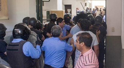 Los huelguistas entran en el edificio del gobierno en Catamarca.