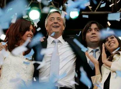 La presidenta argentina, Cristina Fernández, con su marido y ex presidente, Néstor Kirchner, y  los hijos de ambos tras la toma de posesión.
