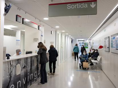Centro sanitario de Vila de Gràcia, la mañana de este lunes en Barcelona.
