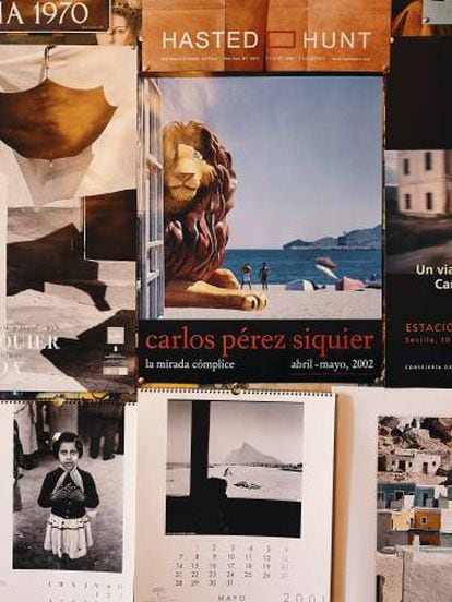 Detalles de la casa de Carlos Pérez Siquier en Almería: una lupa para visualizar negativos, monturas de sus características gafas, y carteles y calendarios con sus fotos.