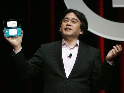 Satoru Iwata, amb una 3DS, el 2010.