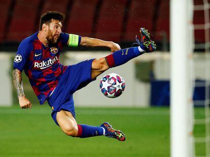 Lionel Messi controla la pilota en el partit contra el Nàpols.