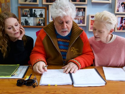 Julianne Moore, Pedro Almodóvar y Tilda Swinton revisando el guion de 'La habitación de al lado' en una imagen proporcionada por la productora.