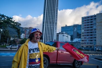 Un seguidor de Gustavo Petro festeja su pase a la segunda vuelta de las elecciones presidenciales en Bogotá, Colombia, este domingo 29 de mayo de 2022.
