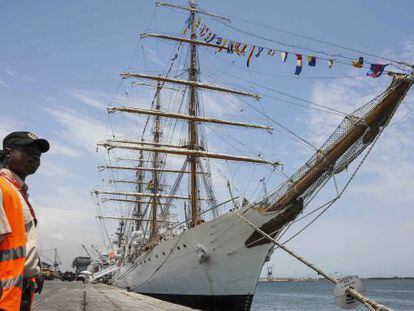 La fragata argentina 'Libertad', atracada en el puerto de Tema (Ghana).