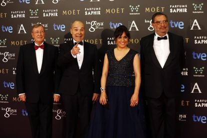 Porfirio Enríquez, nou director general de l'Acadèmia, els vicepresidents Antonio Resines i Judith Colell al costat del president, Enrique González Macho.