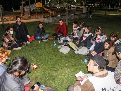 Un grupo de estudiantes turcos protesta en un parque de Estambul, el pasado 21 de septiembre, en una imagen de Twitter.