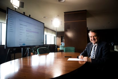 El Presidente de la FEMP y alcalde de VIgo, Abel Caballero, en su despacho.