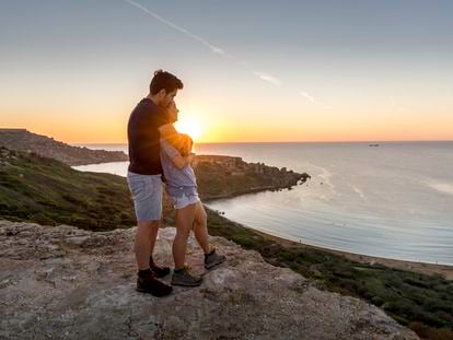 El verano se eterniza hasta los días más cortos del año, y las puestas de sol resultan idílicas en cualquier improvisado rincón, en estos meses sin aglomeraciones.