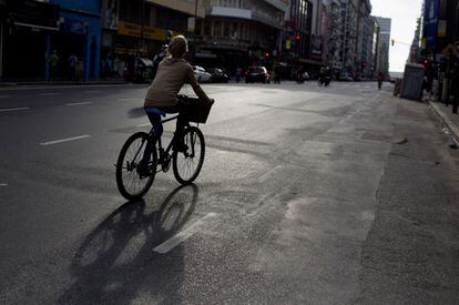 Una ciclista pasea por una calle porteña casi desierta. "Hubiera trabajado el 95% de la gente, pero no pueden porque no tienen con qué viajar", opinó esta mañana el jefe de Gabinete de Ministros, Aníbal Fernández.