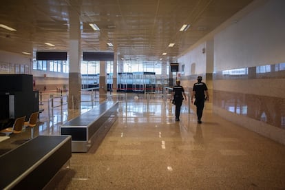 Las dependencias policiales donde se controlan los documentos y equipajes de los pasajeros de Algeciras, vacías por la falta de tránsito.