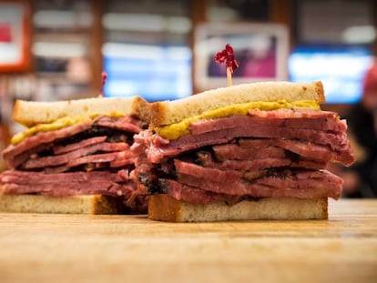 Pastrami, el 'hit' culinario judío que tarda 16 horas en ahumarse