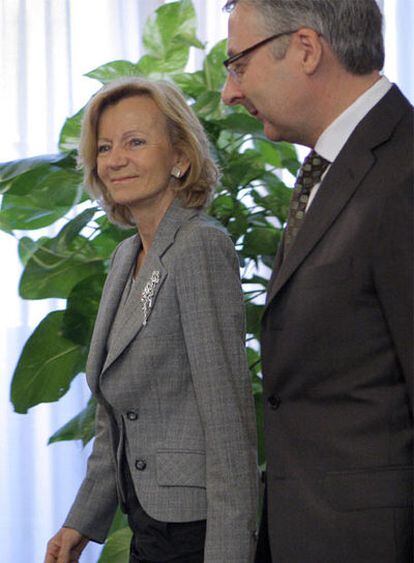 Elena Salgado y José Blanco, antes de su reunión de ayer.